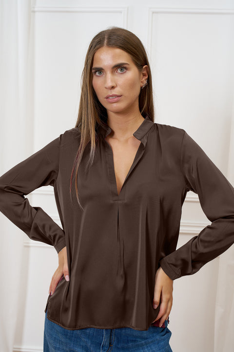 Blusa in raso con scollo serafino