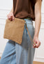 Borsa pochette in camoscio con manicotto - BEIGE