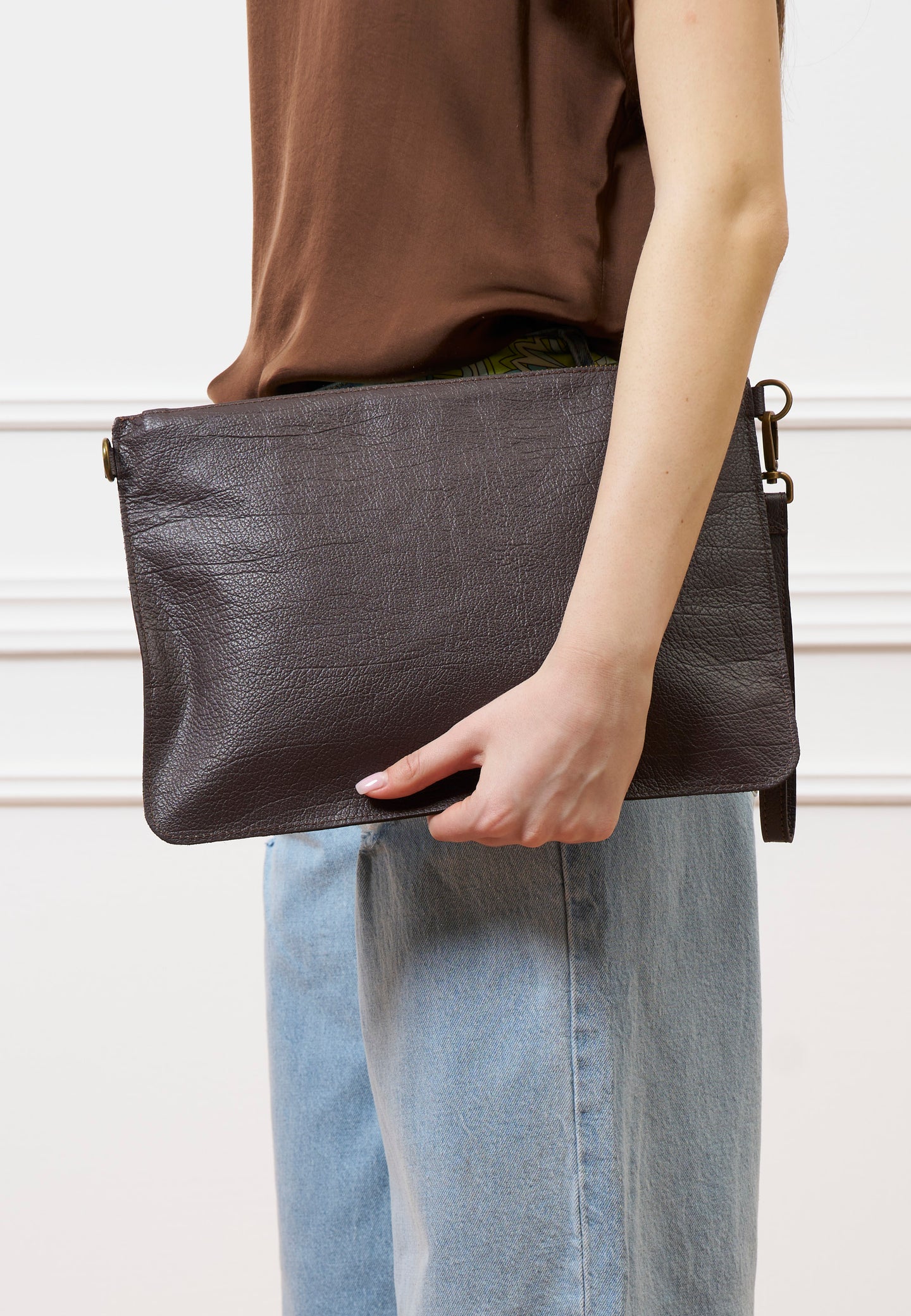 Borsa pochette in pelle con manicotto - MARRONE