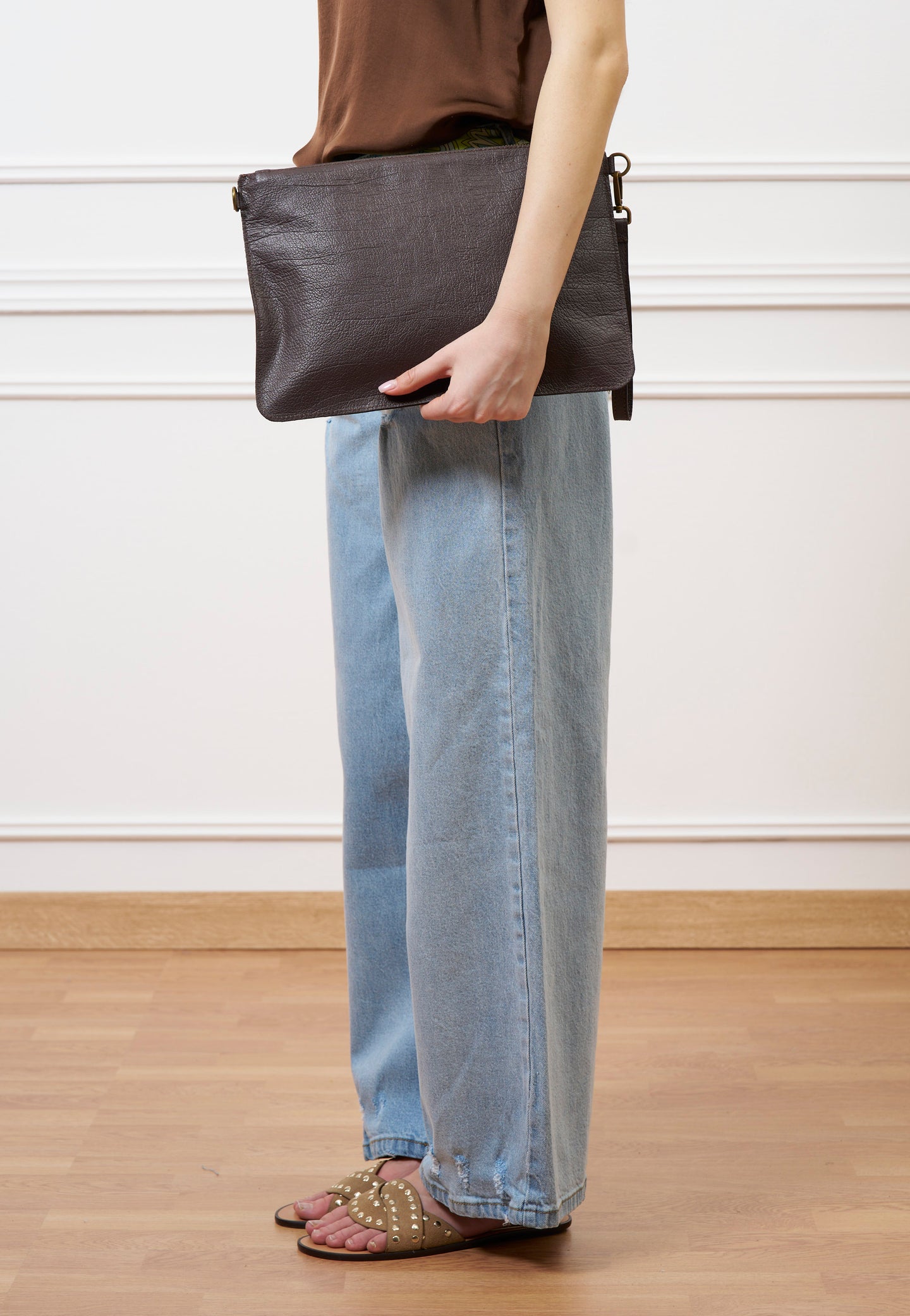 Borsa pochette in pelle con manicotto - MARRONE