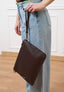Borsa pochette in pelle con manicotto - MARRONE