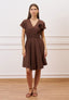 Vestito corto in viscosa con fiore - MARRONE