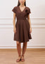 Vestito corto in viscosa con fiore - MARRONE