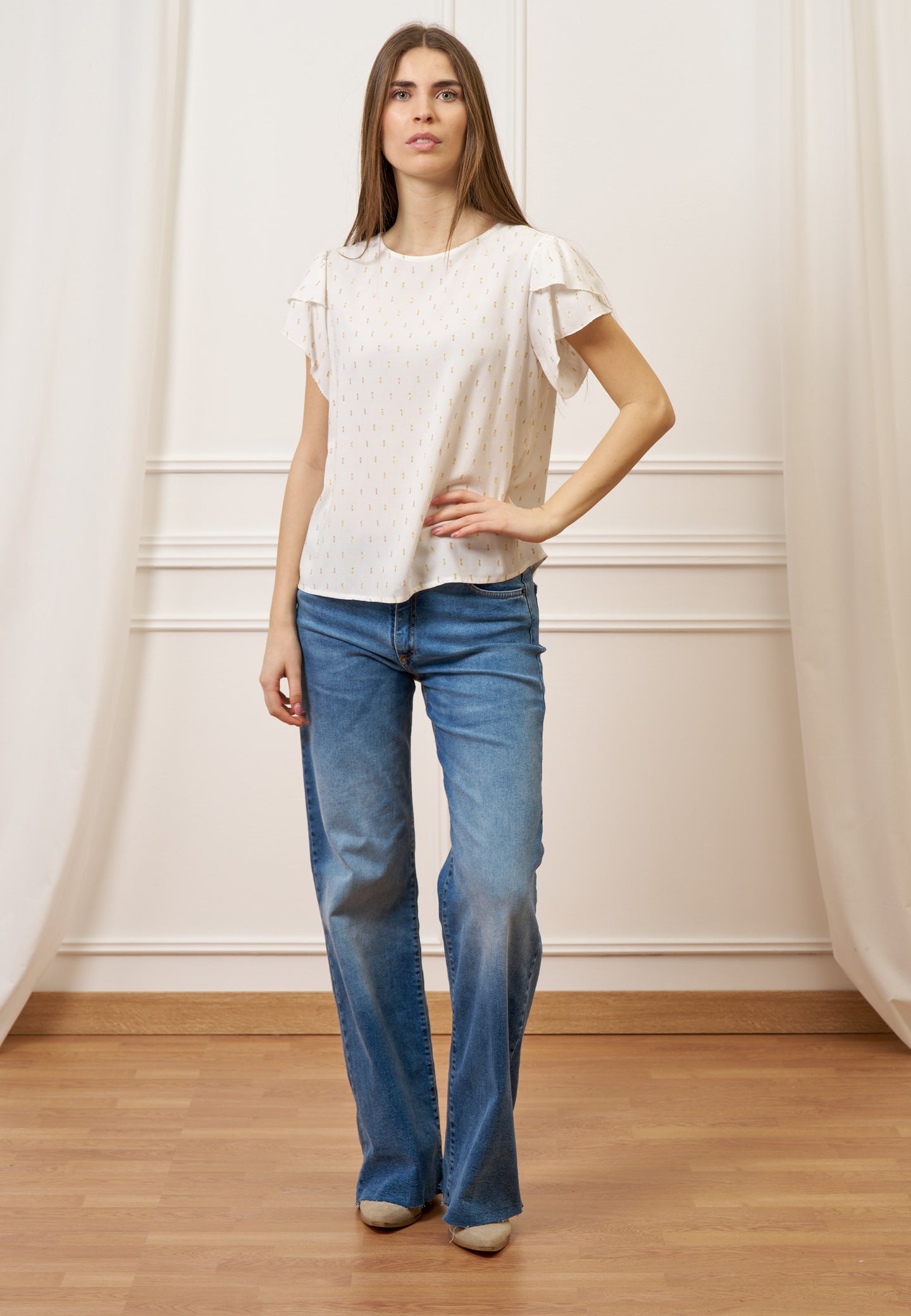 Blusa con maniche a petalo