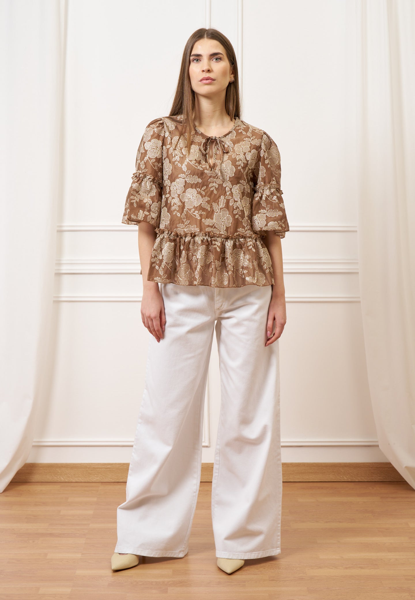 Blusa ricamata con balze