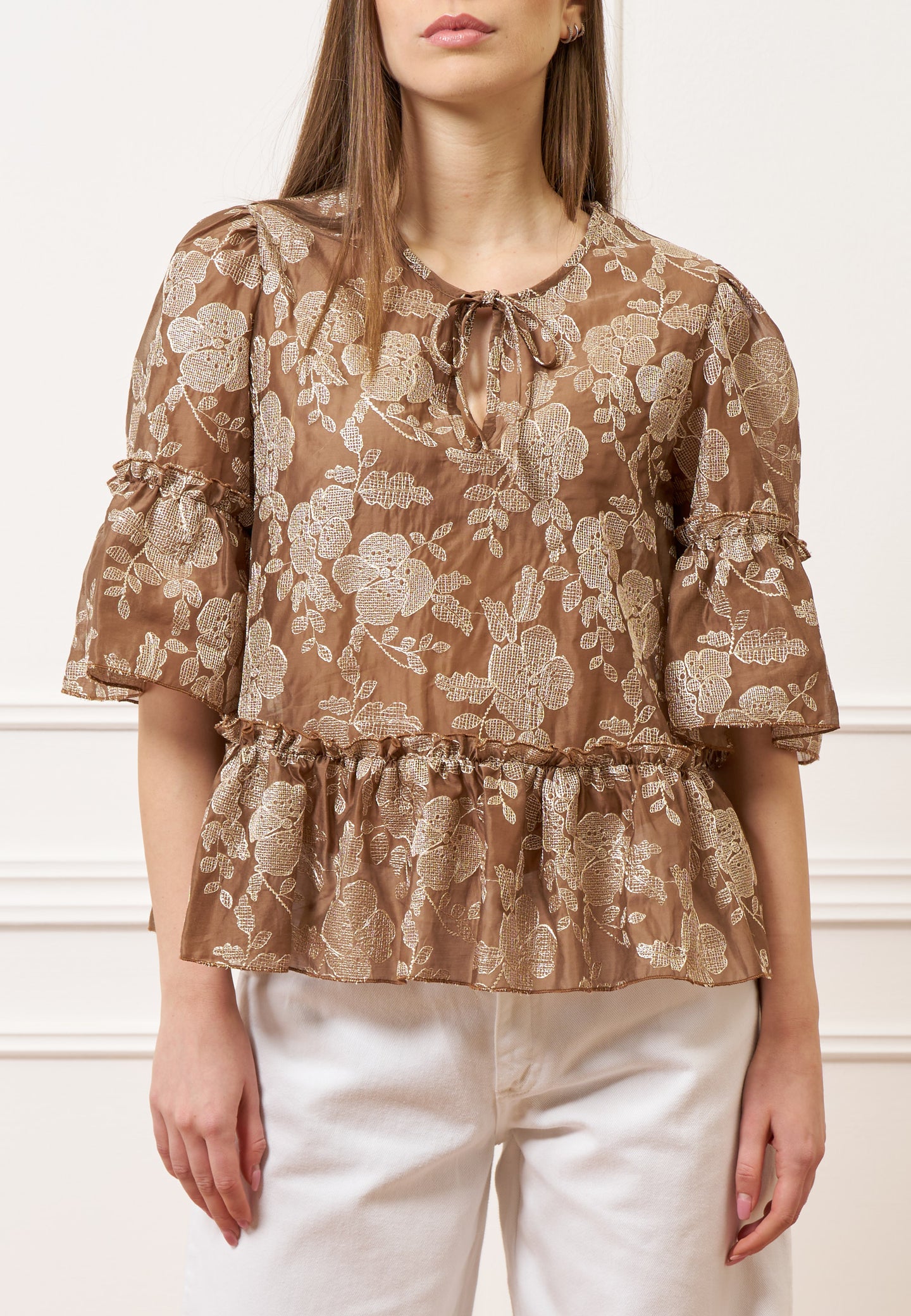 Blusa ricamata con balze
