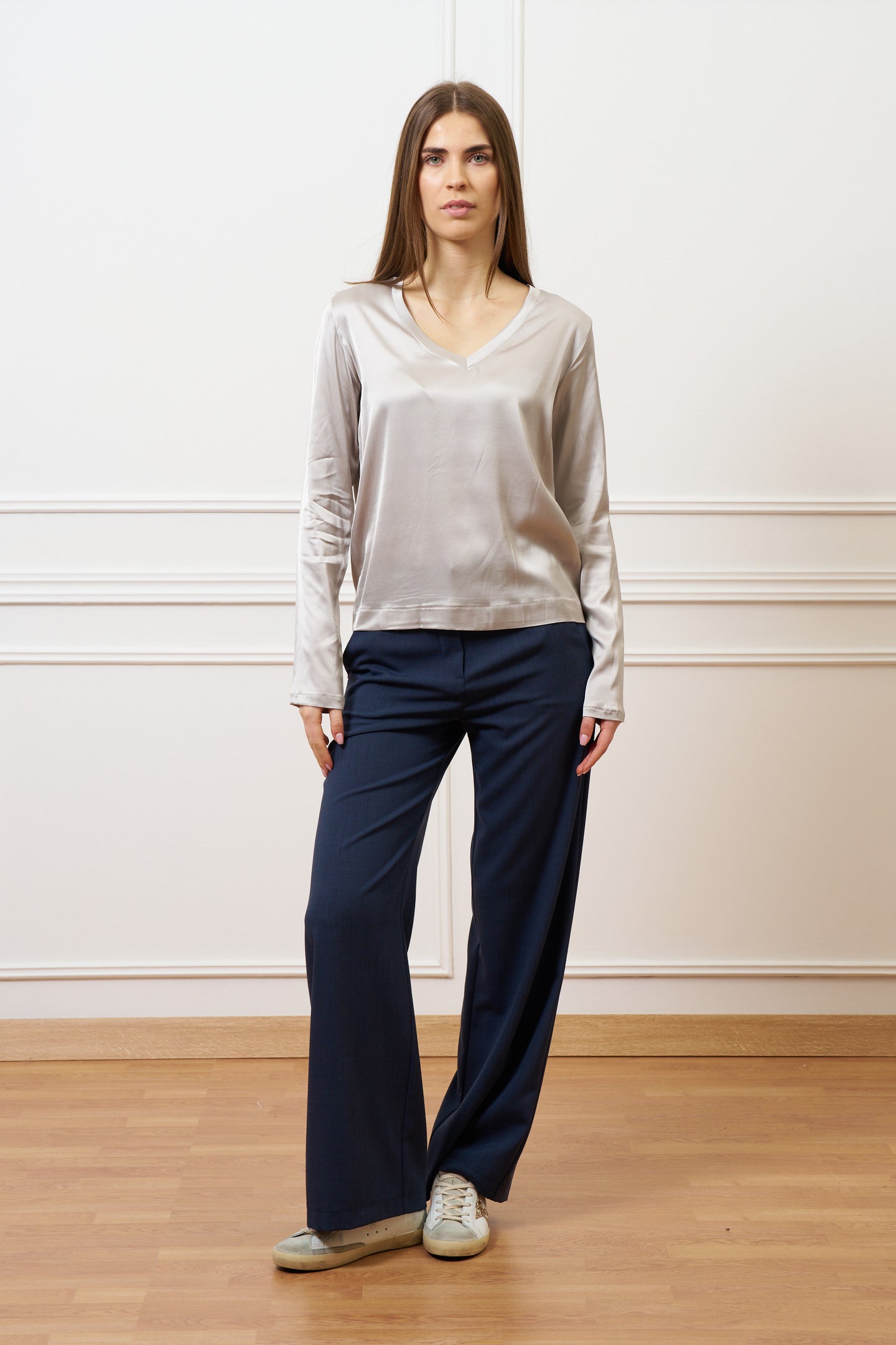 Blusa in raso con scollo a v - TORTORA