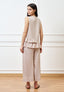 Blusa smanicata con volant sul fondo - BEIGE