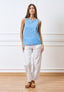 Blusa smanicata con scollo sul retro - CELESTE