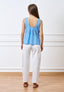 Blusa smanicata con scollo sul retro - CELESTE