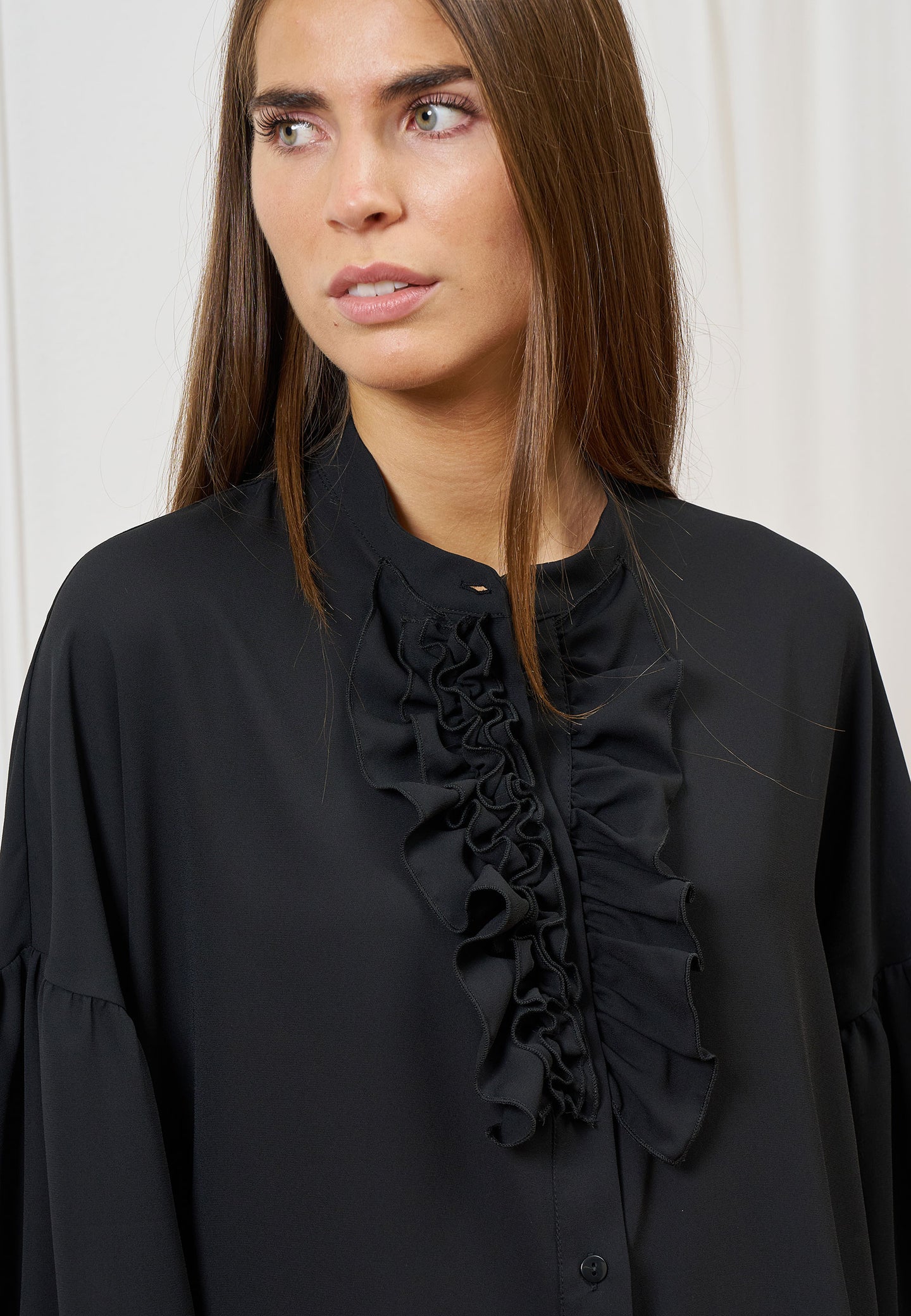 Blusa con jabot frontale