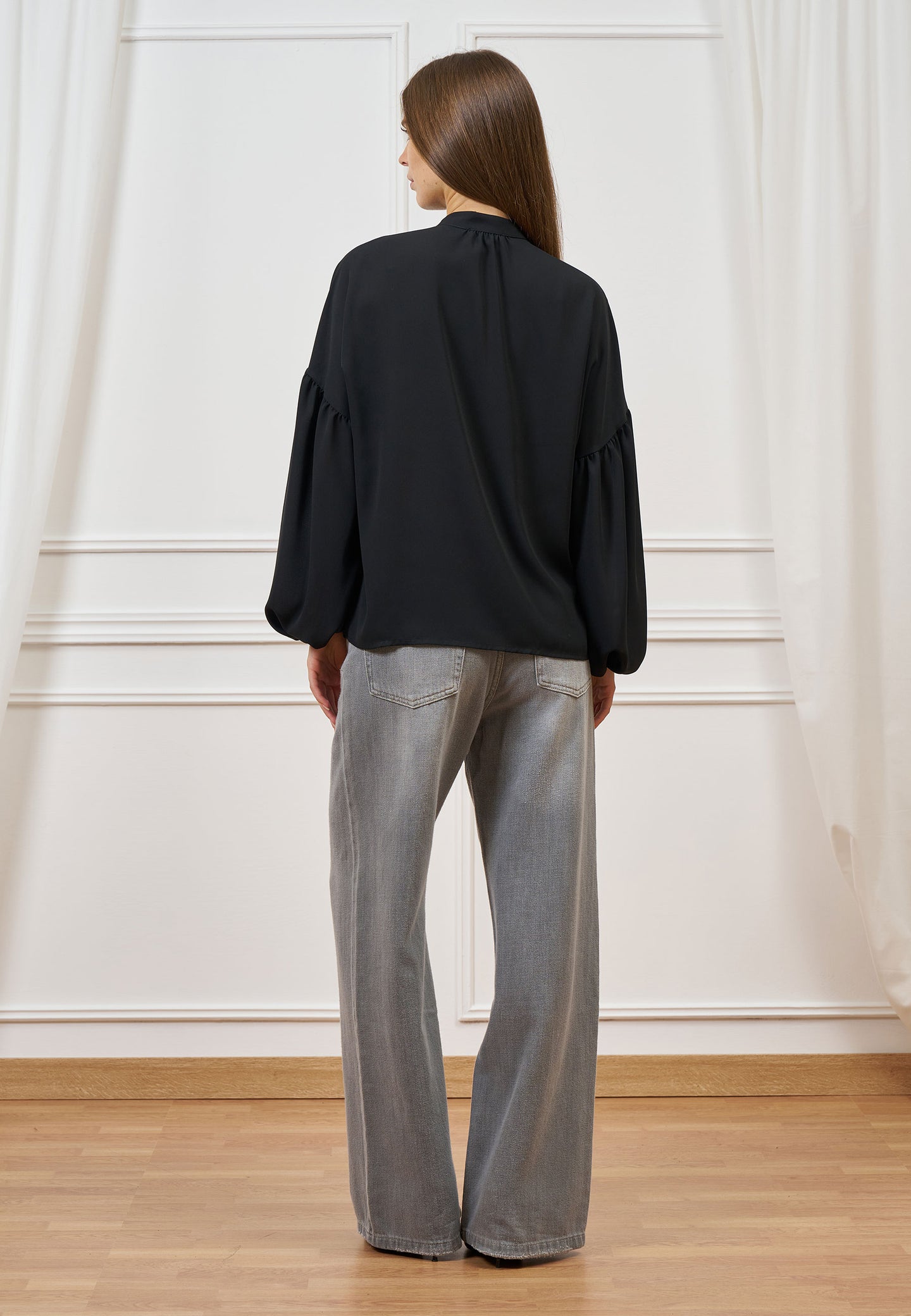 Blusa con jabot frontale