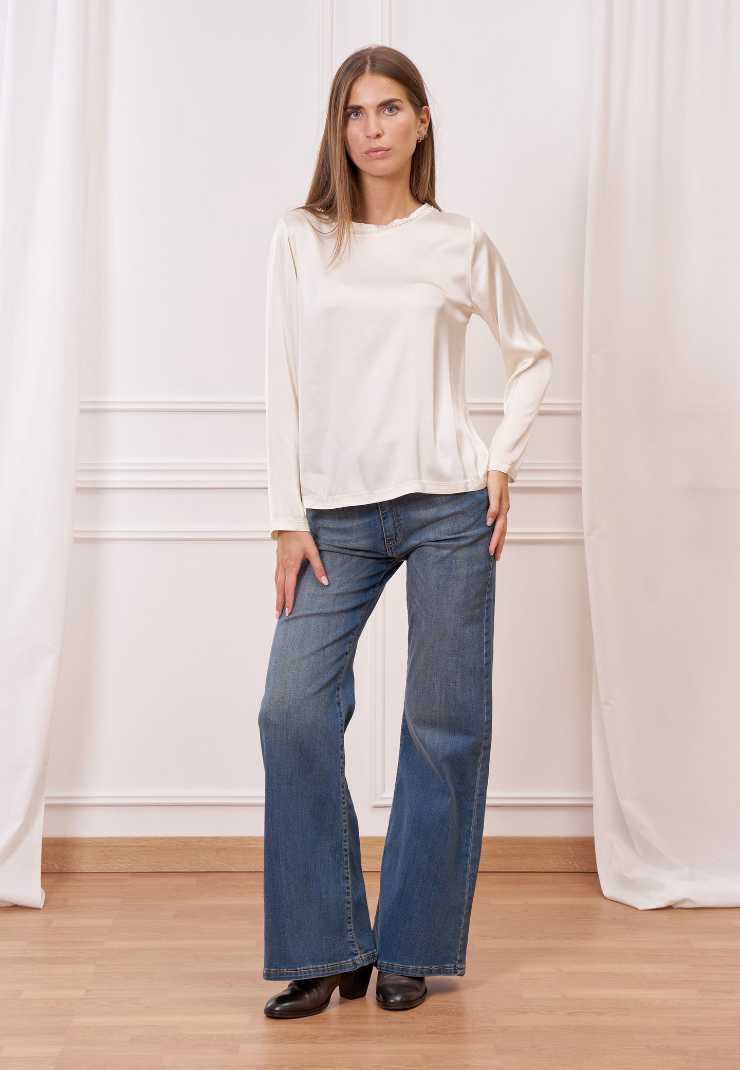 Blusa in raso con passamaneria