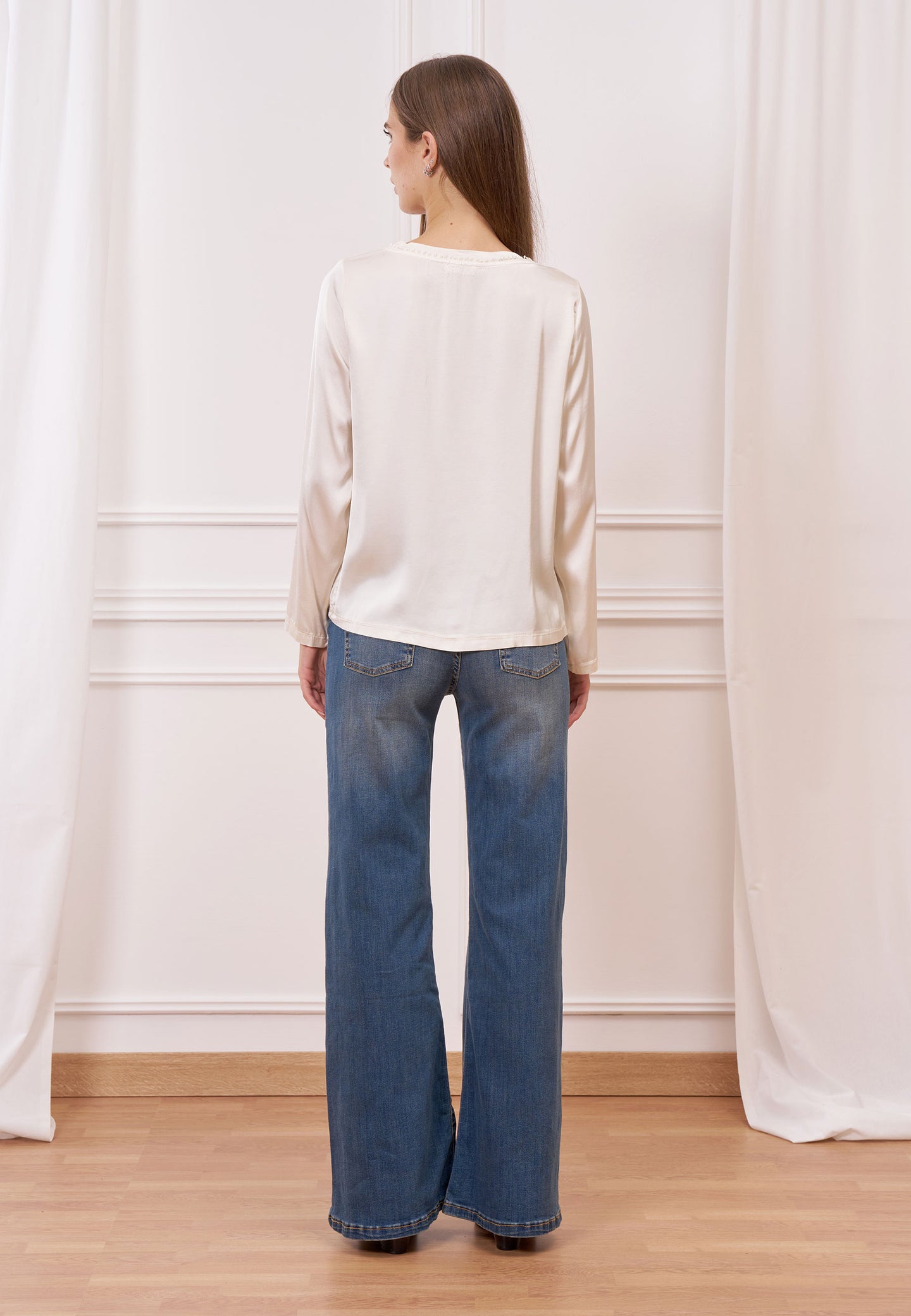 Blusa in raso con passamaneria