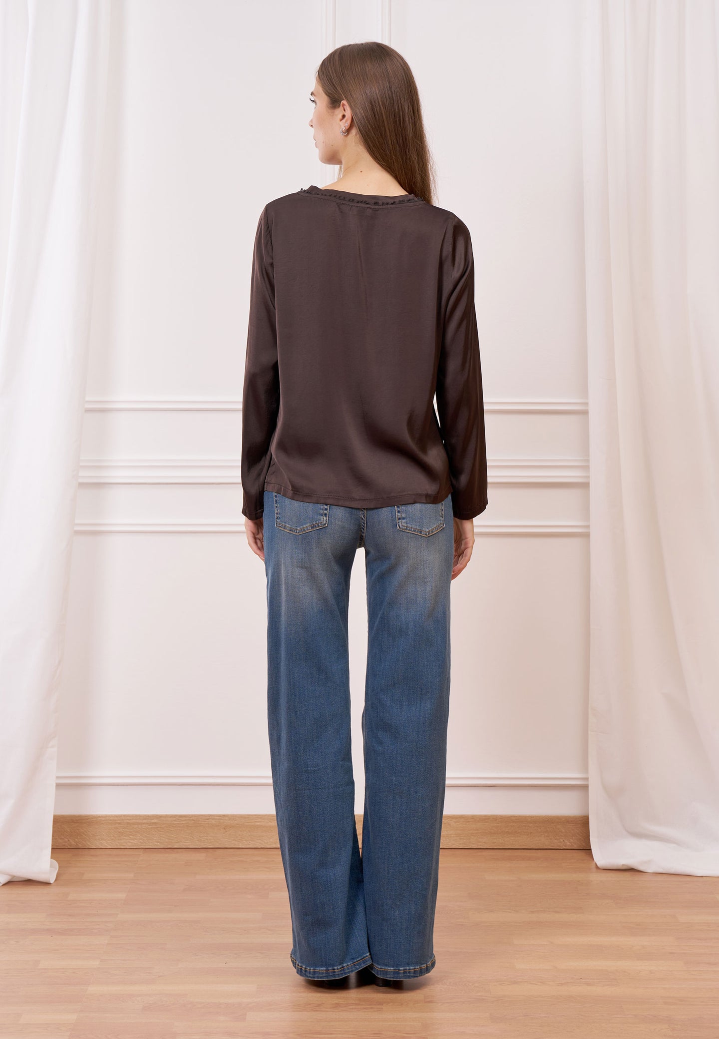 Blusa in raso con passamaneria