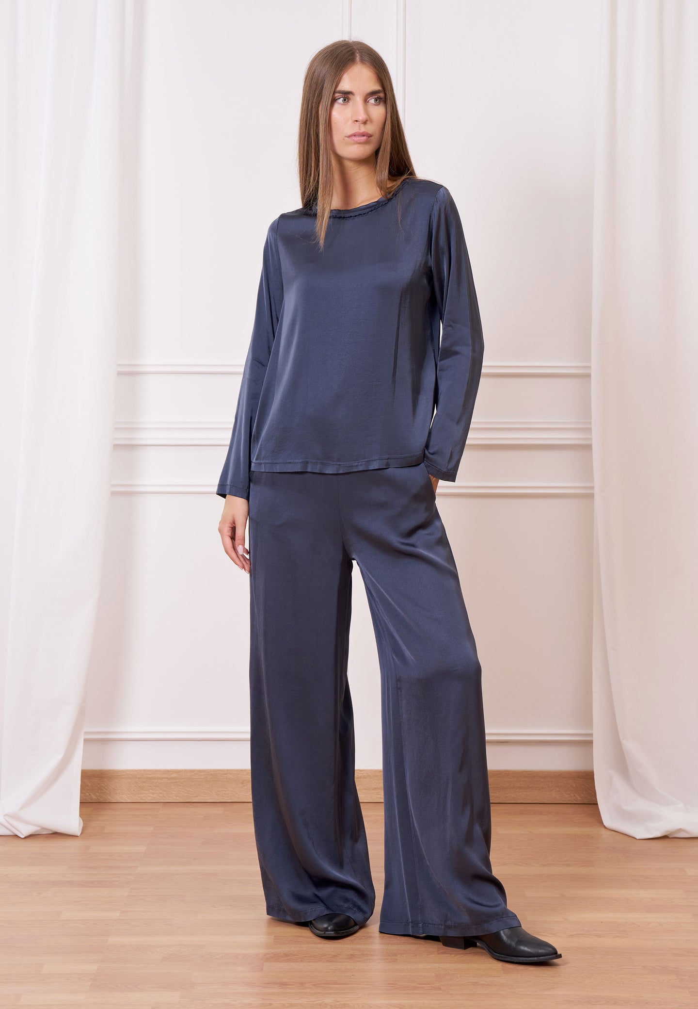 Blusa in raso con passamaneria