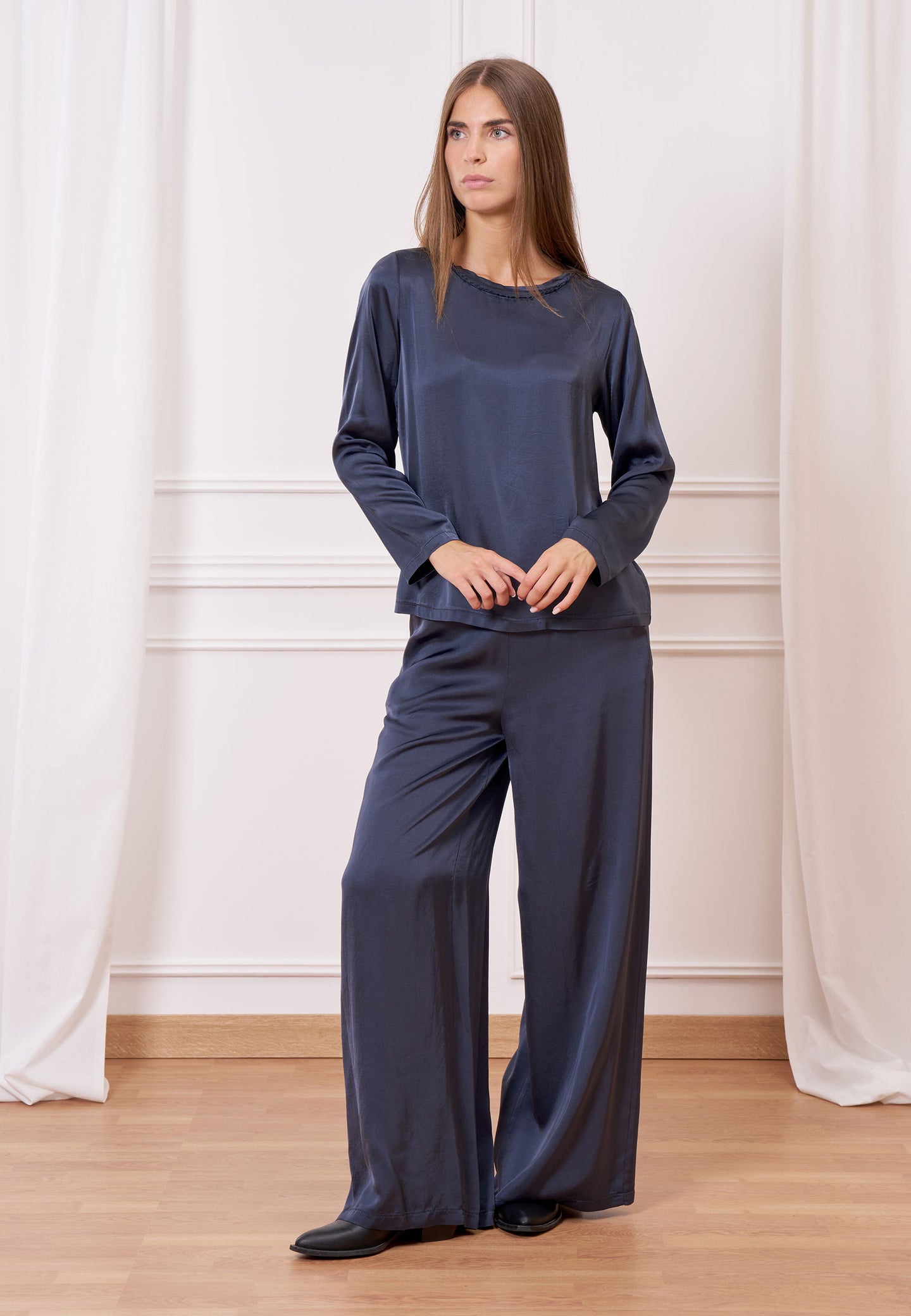 Blusa in raso con passamaneria