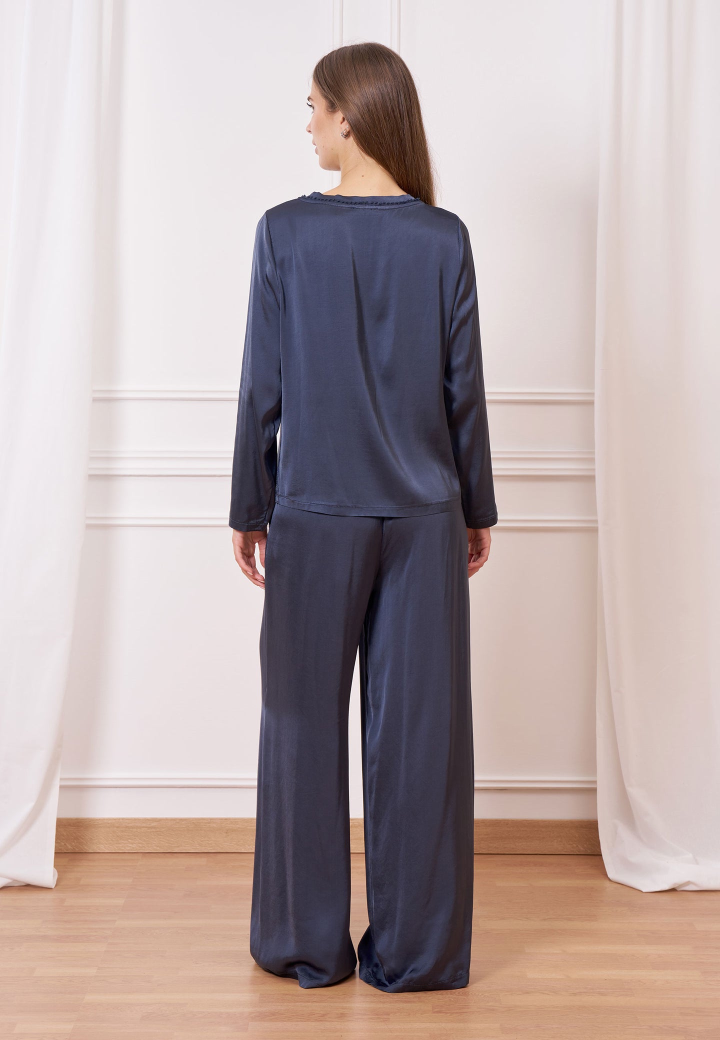 Blusa in raso con passamaneria