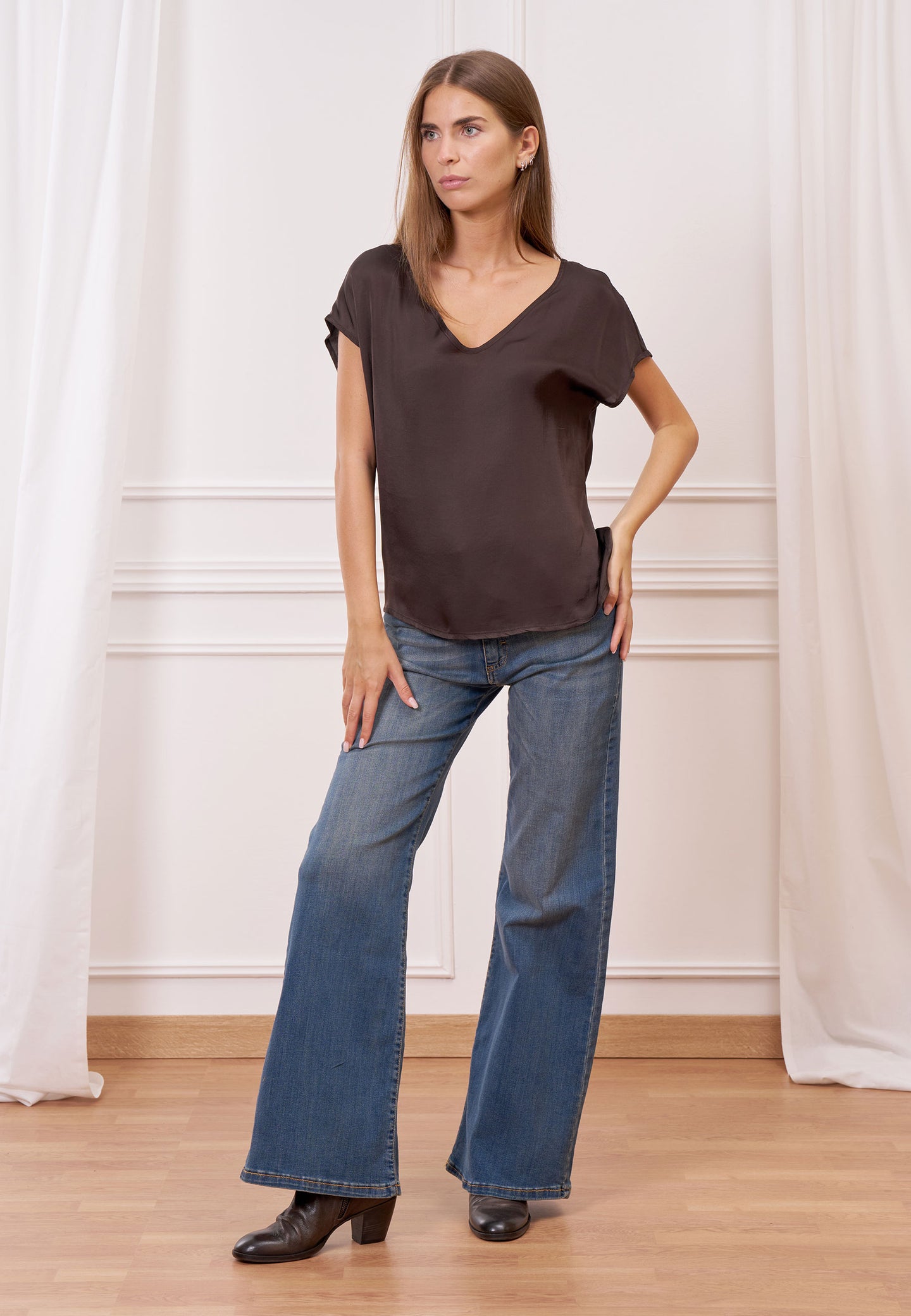 Blusa in raso con scollo a v