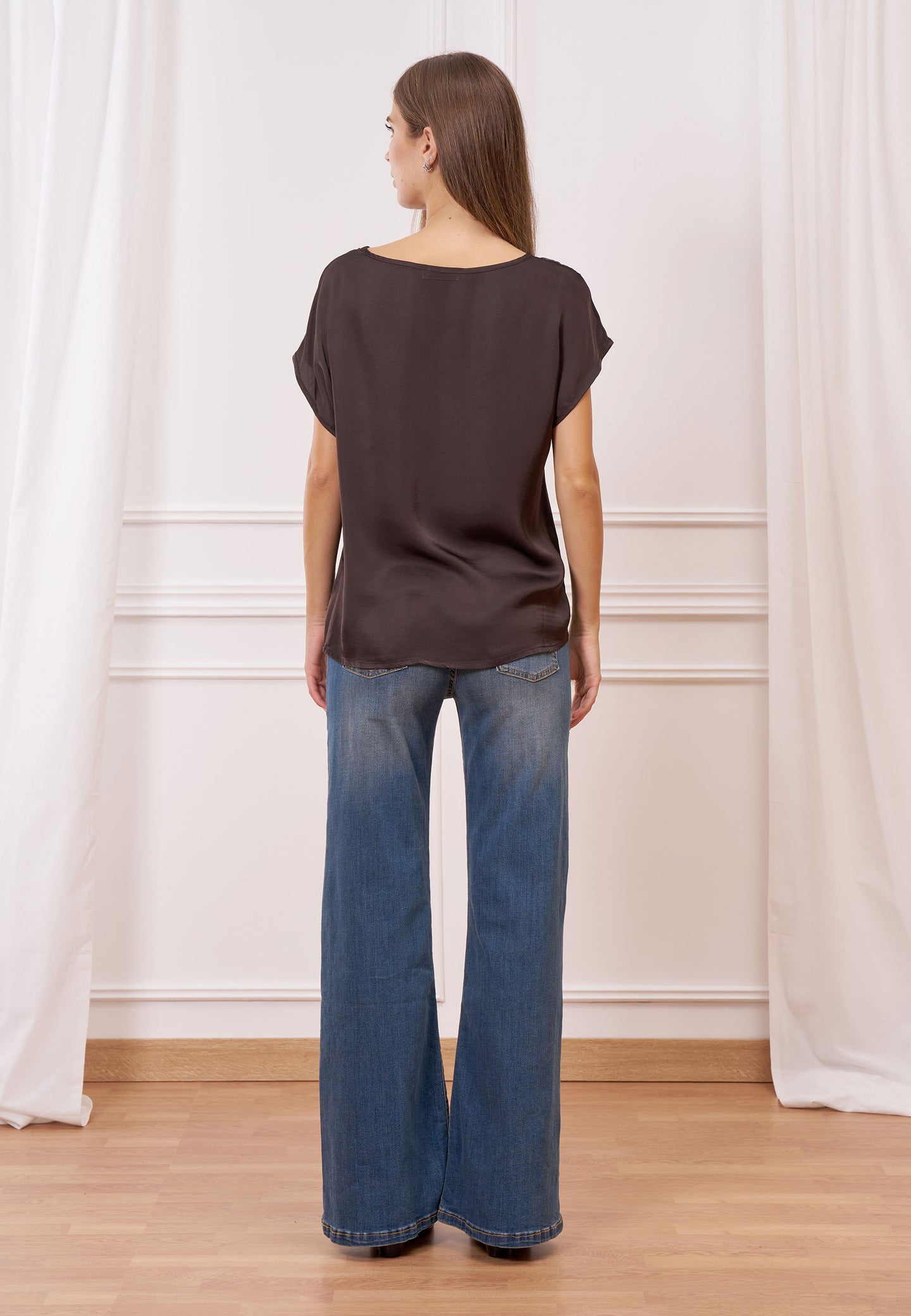 Blusa in raso con scollo a v