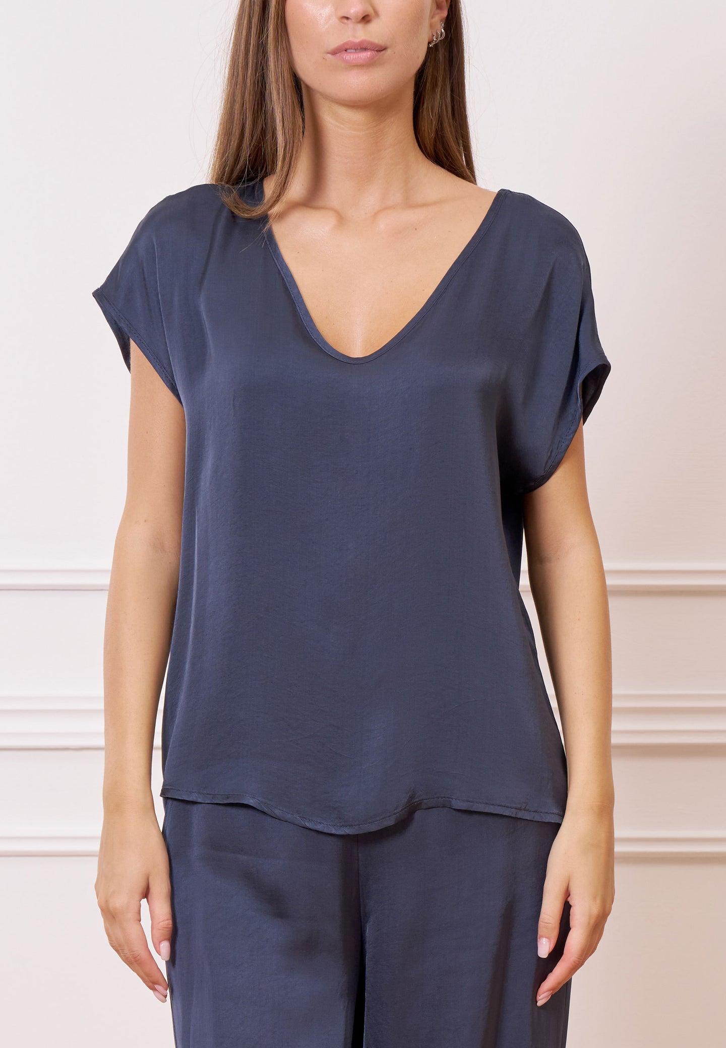 Blusa in raso con scollo a v