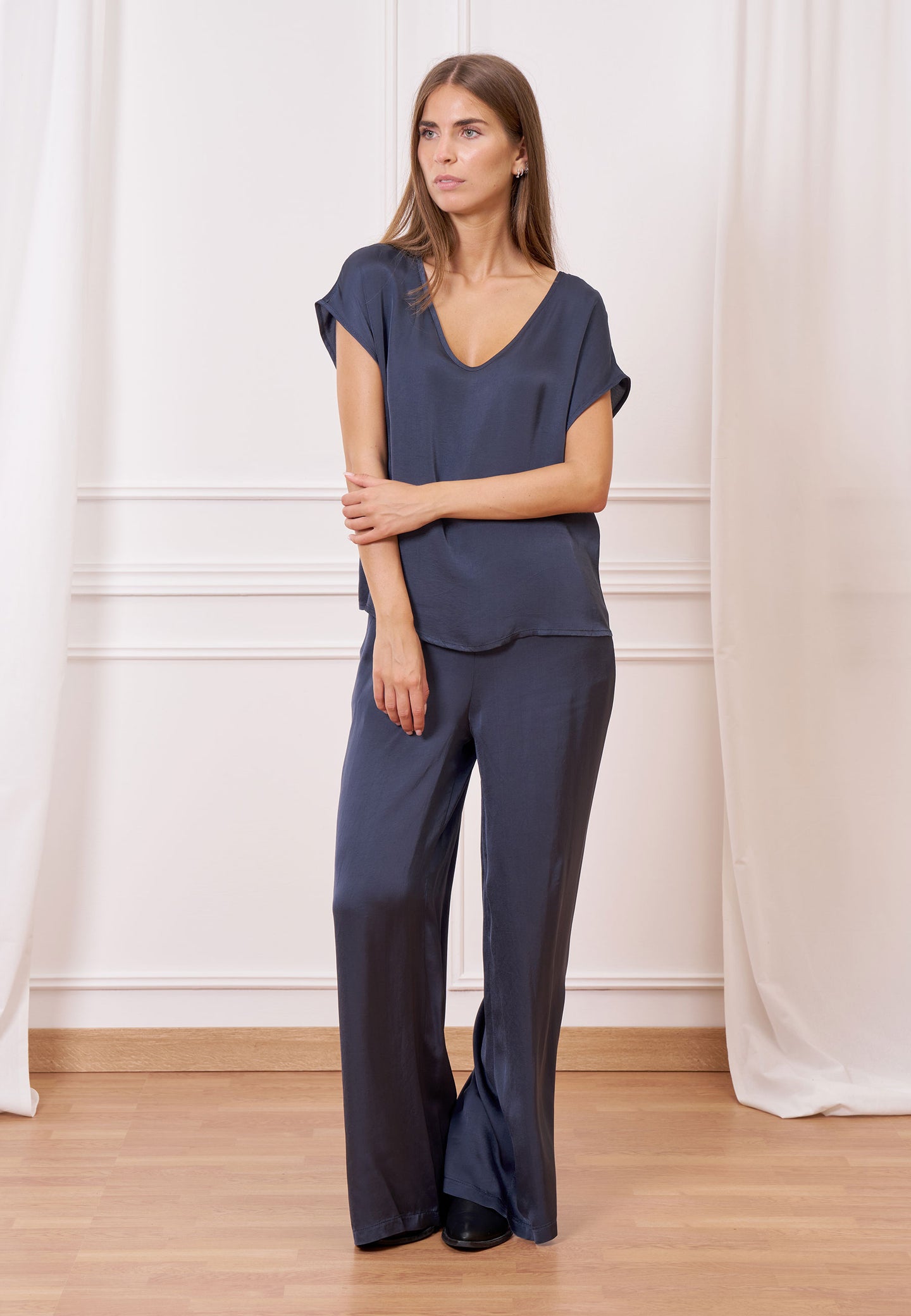 Blusa in raso con scollo a v