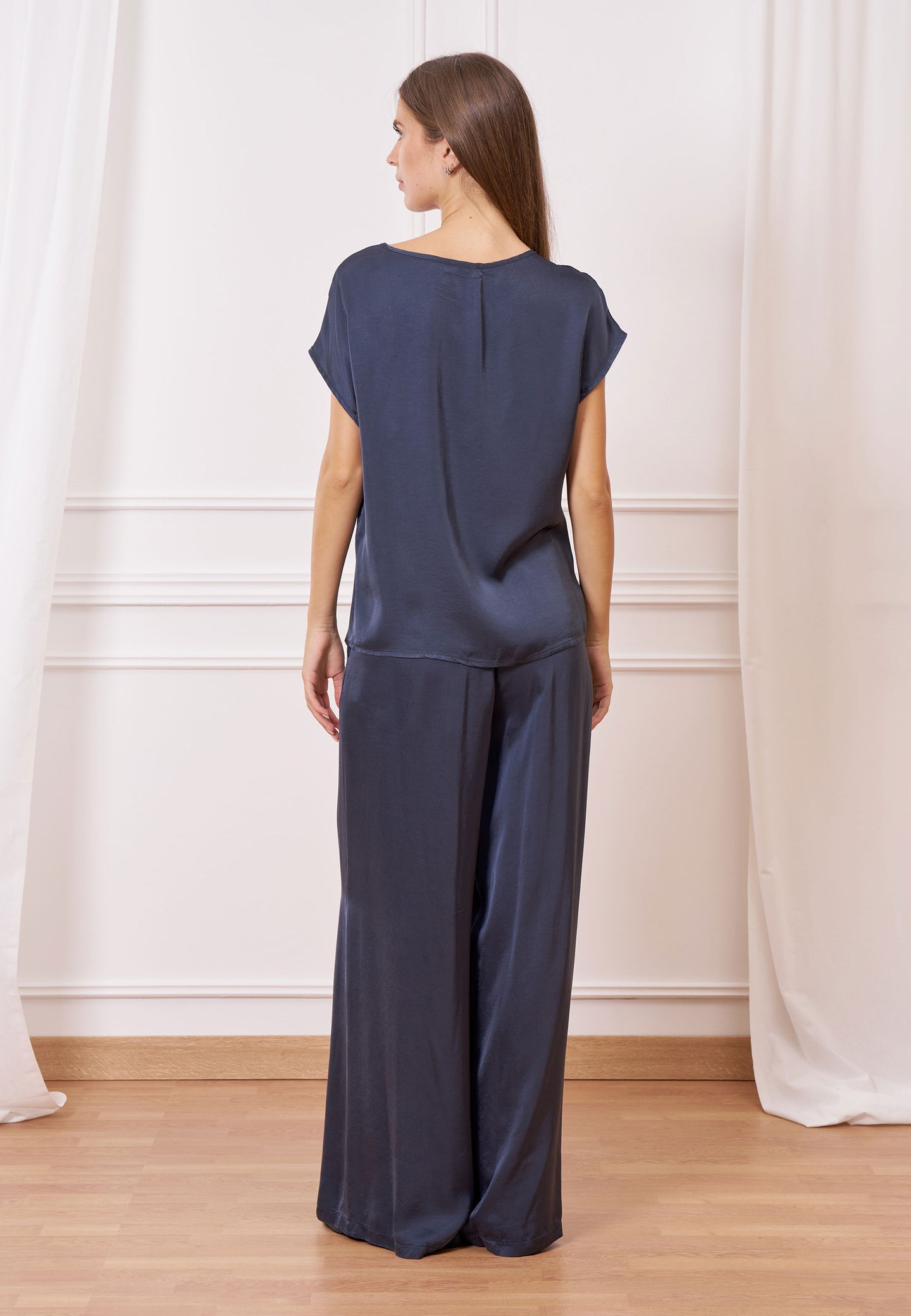 Blusa in raso con scollo a v