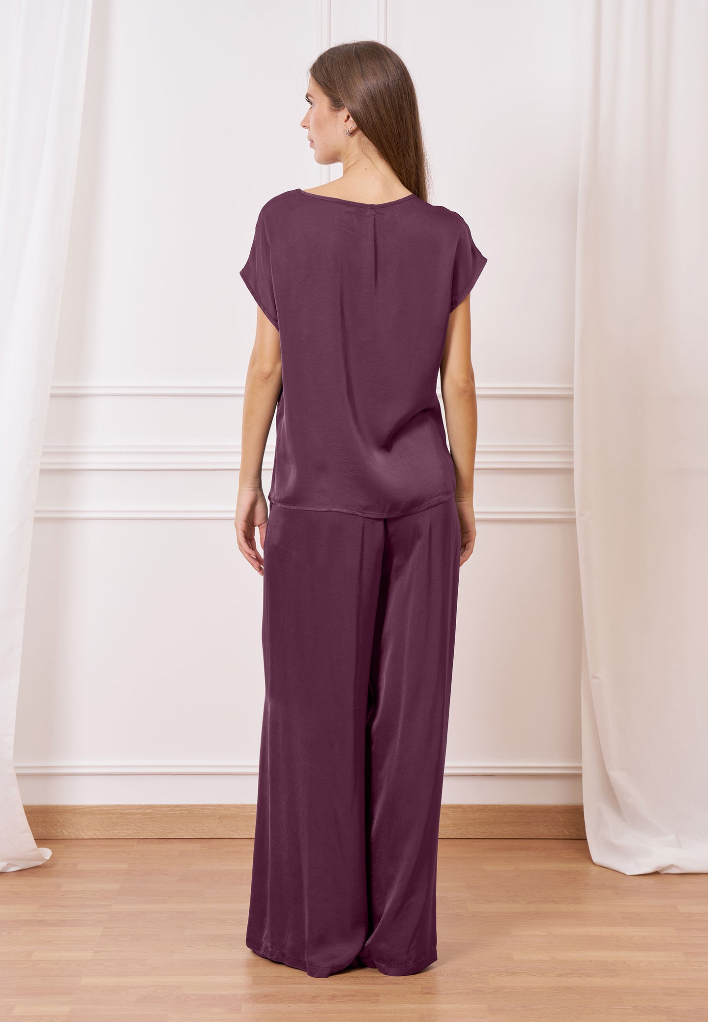 Blusa in raso con scollo a v