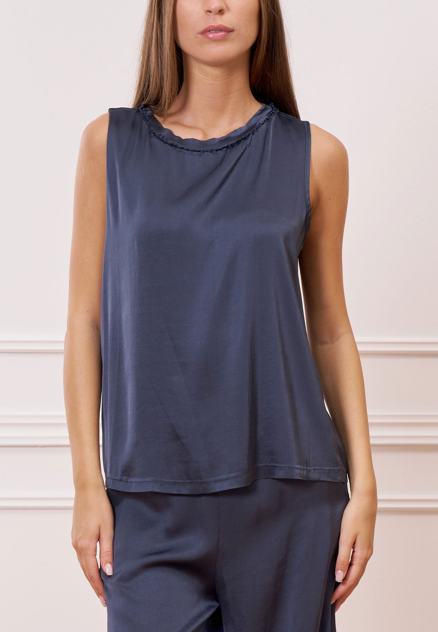 Blusa smanicata con passamaneria