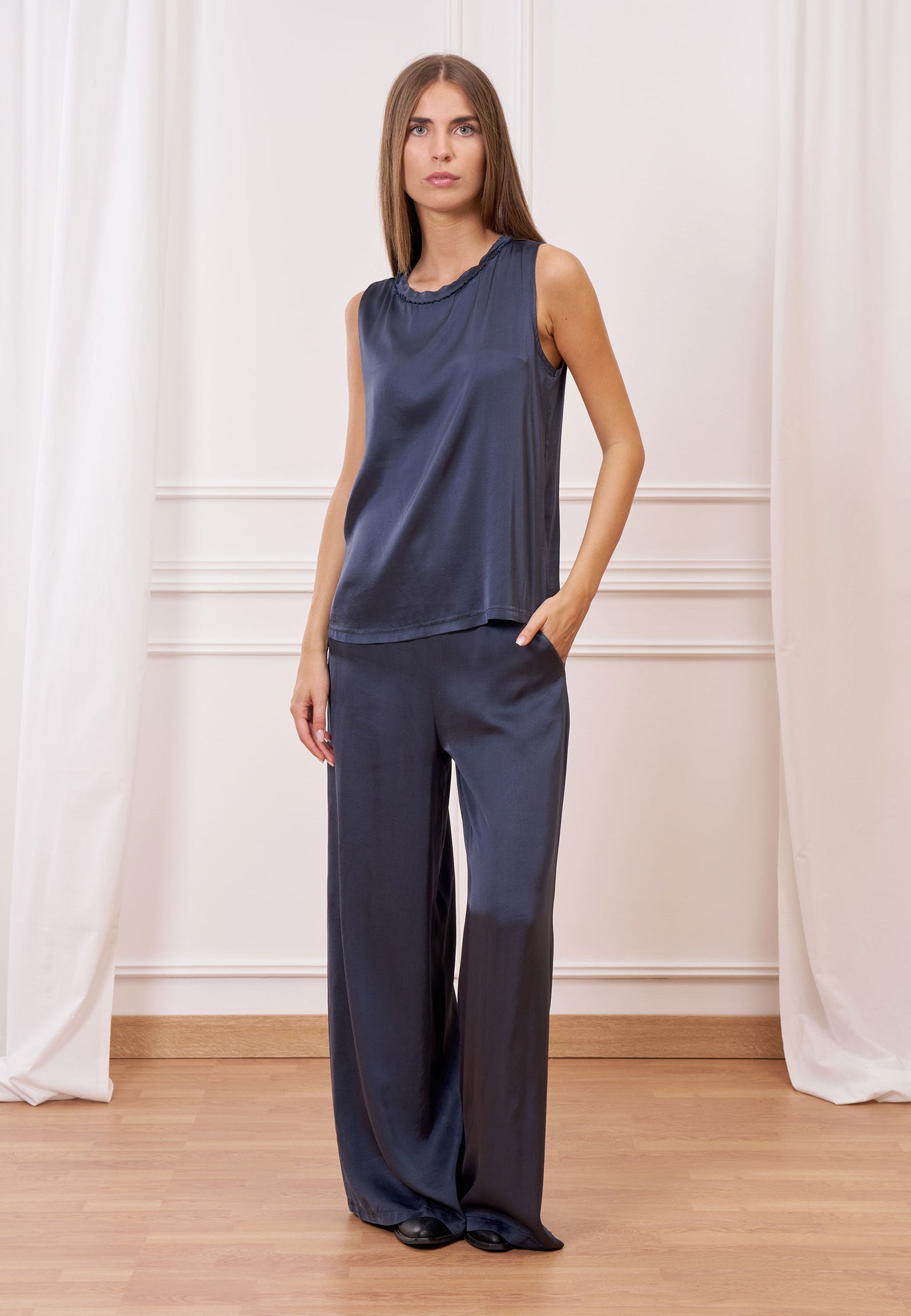 Blusa smanicata con passamaneria