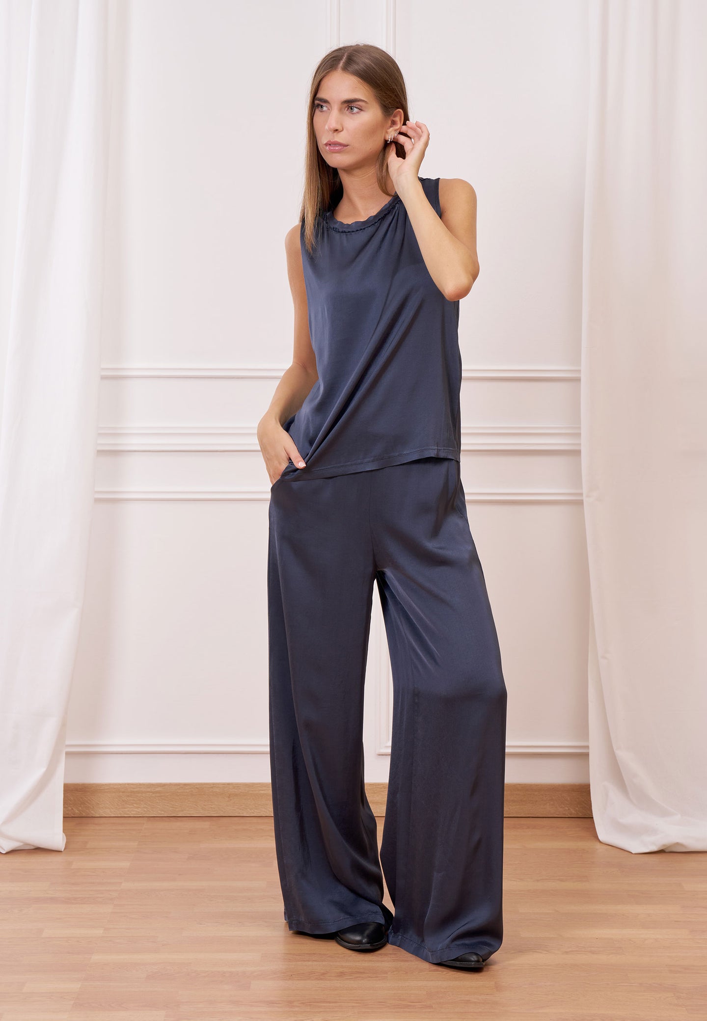 Blusa smanicata con passamaneria