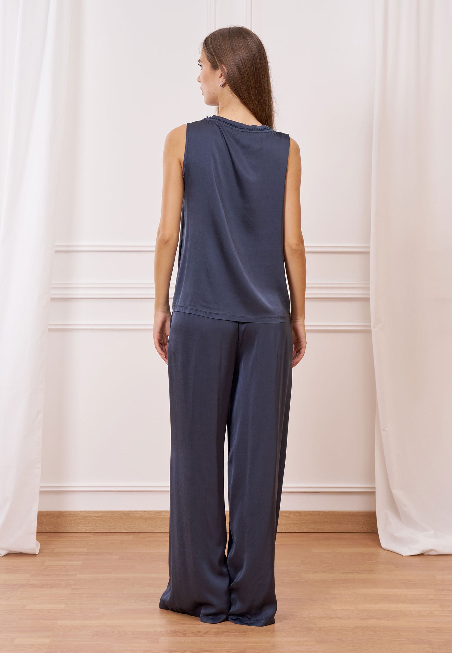 Blusa smanicata con passamaneria