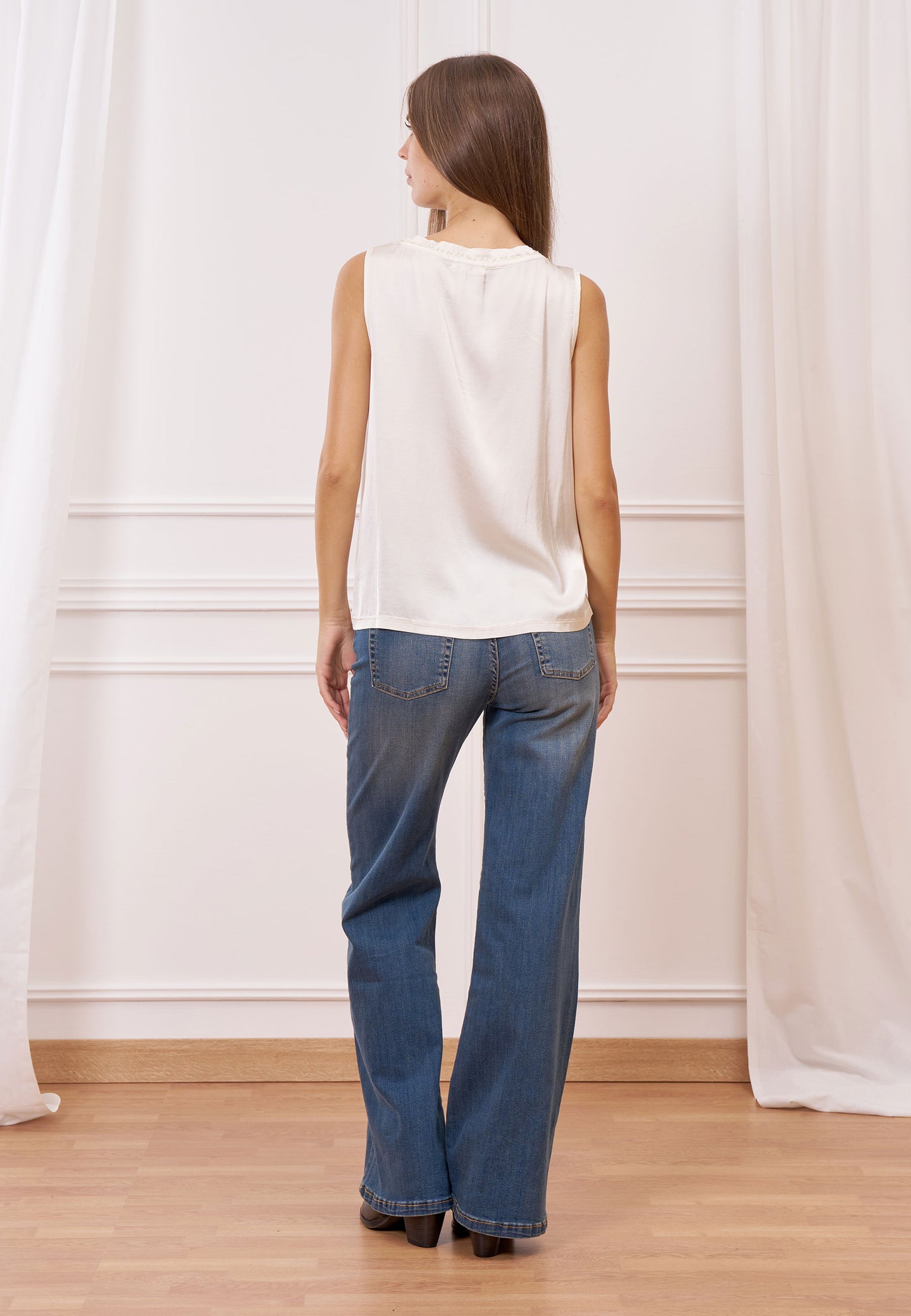 Blusa smanicata con passamaneria