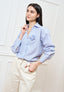 Camicia a righe con spilla - CELESTE