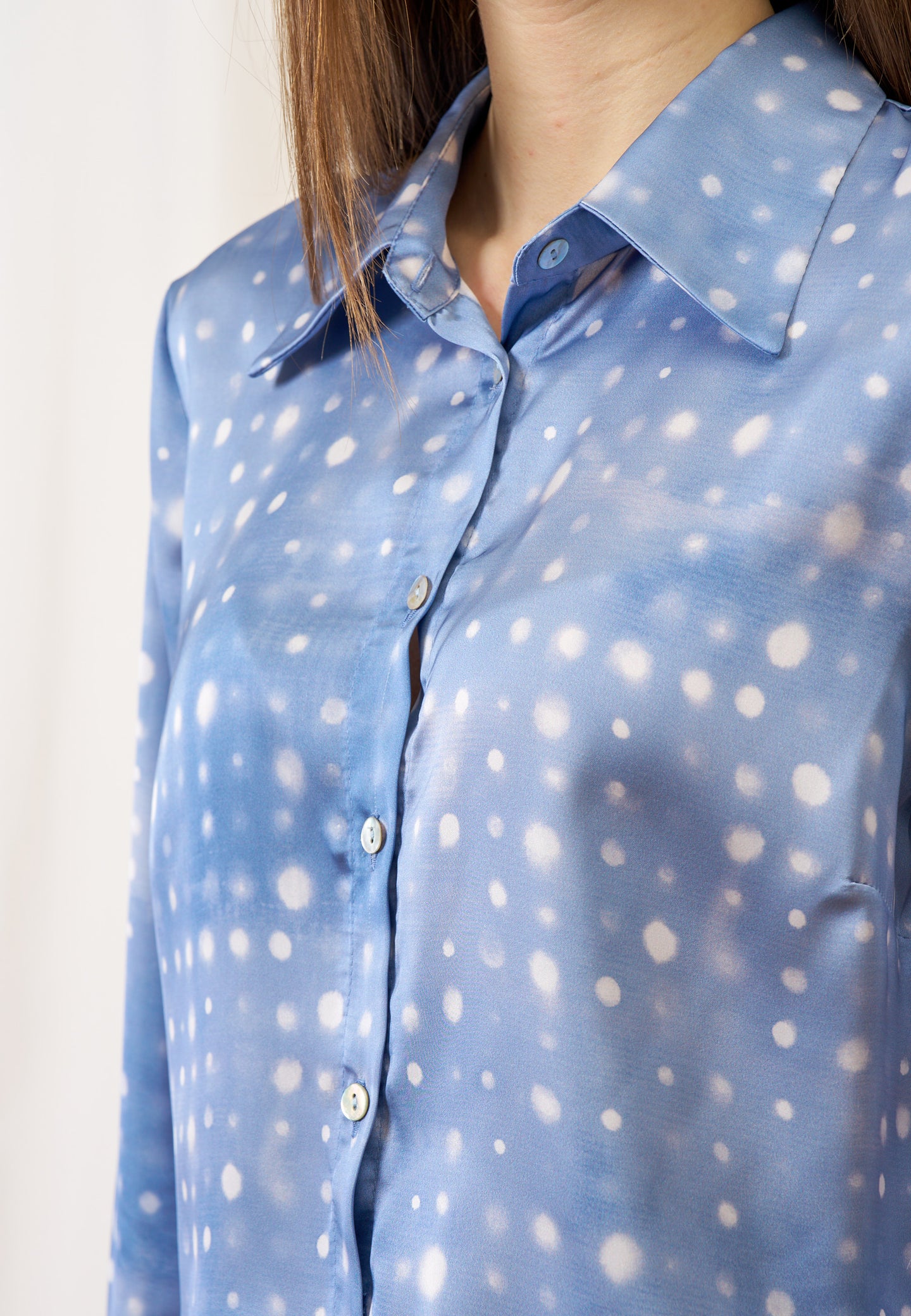 Camicia in raso fantasia a pois