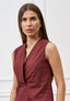 Camicia smanicata con pince in vita - MARRONE