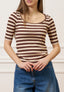 T-shirt a righe in costine stretch - MARRONE