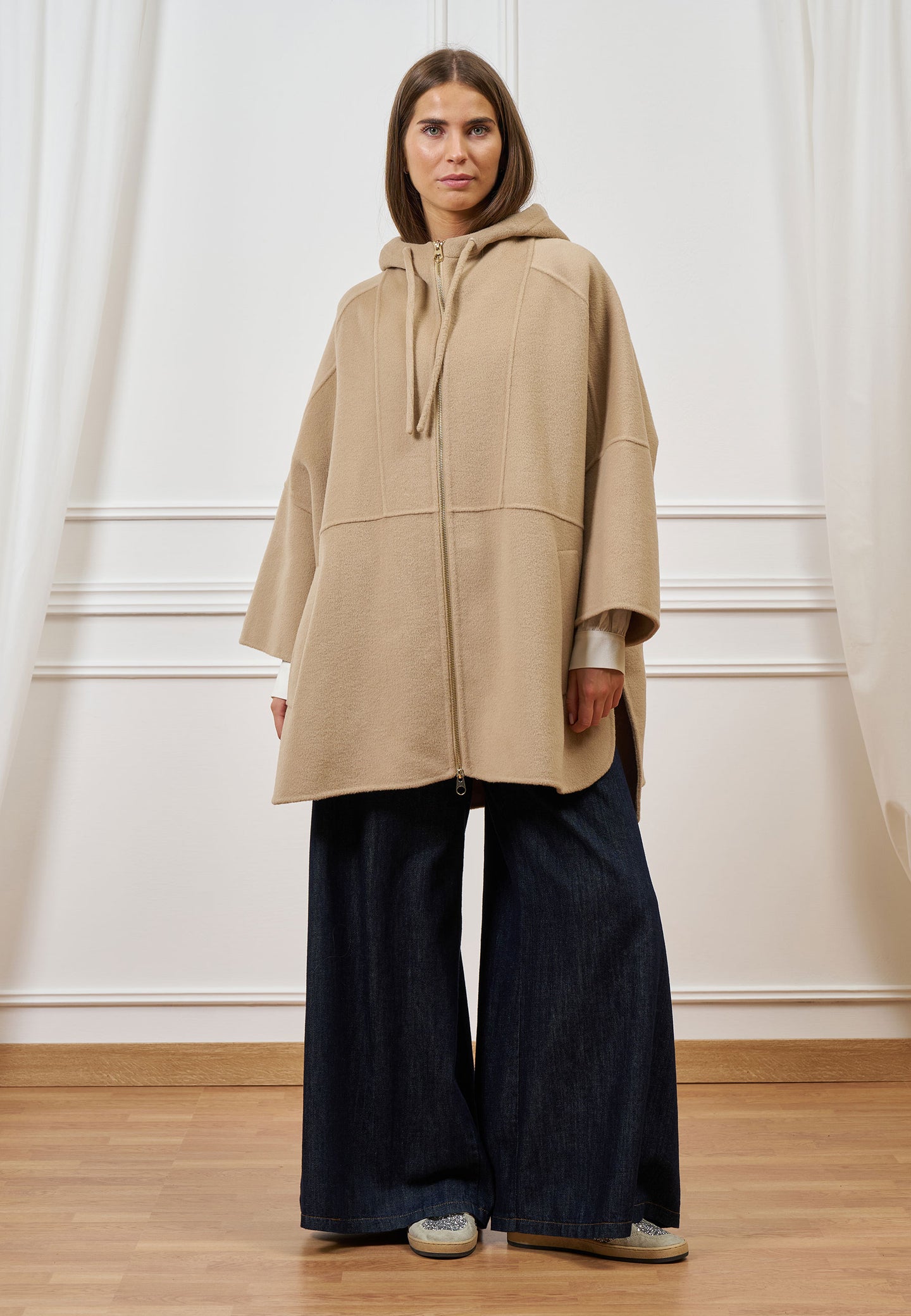 Cappotto con zip e cappuccio