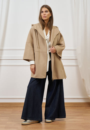 Cappotto con zip e cappuccio