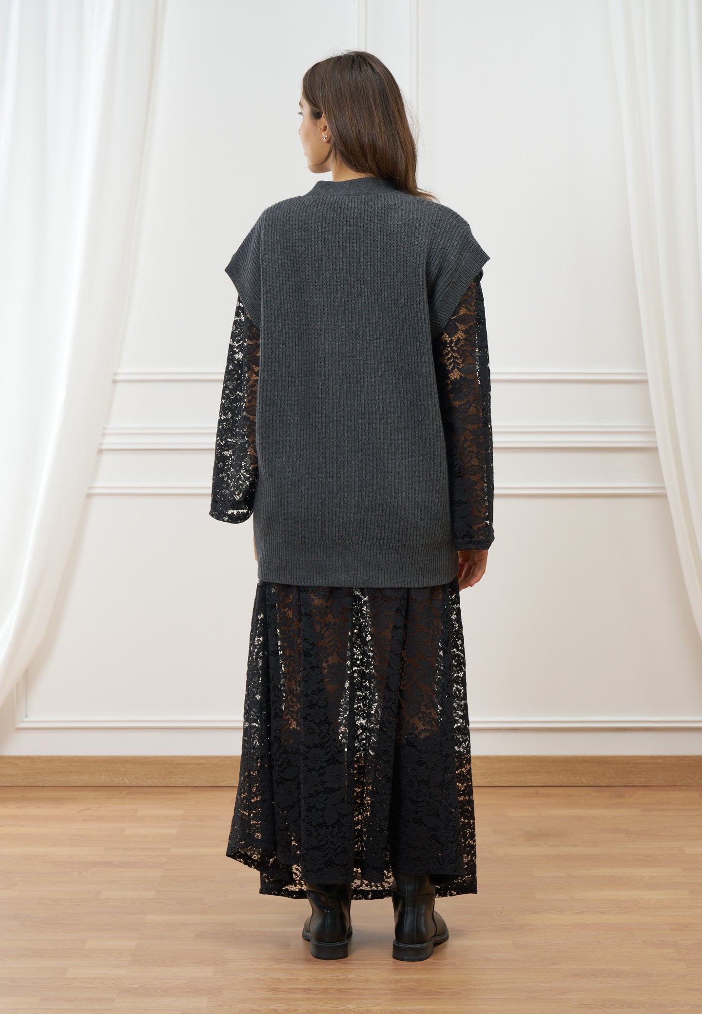 Cardigan over a costine in lana