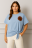 T-shirt con spilla e nodo