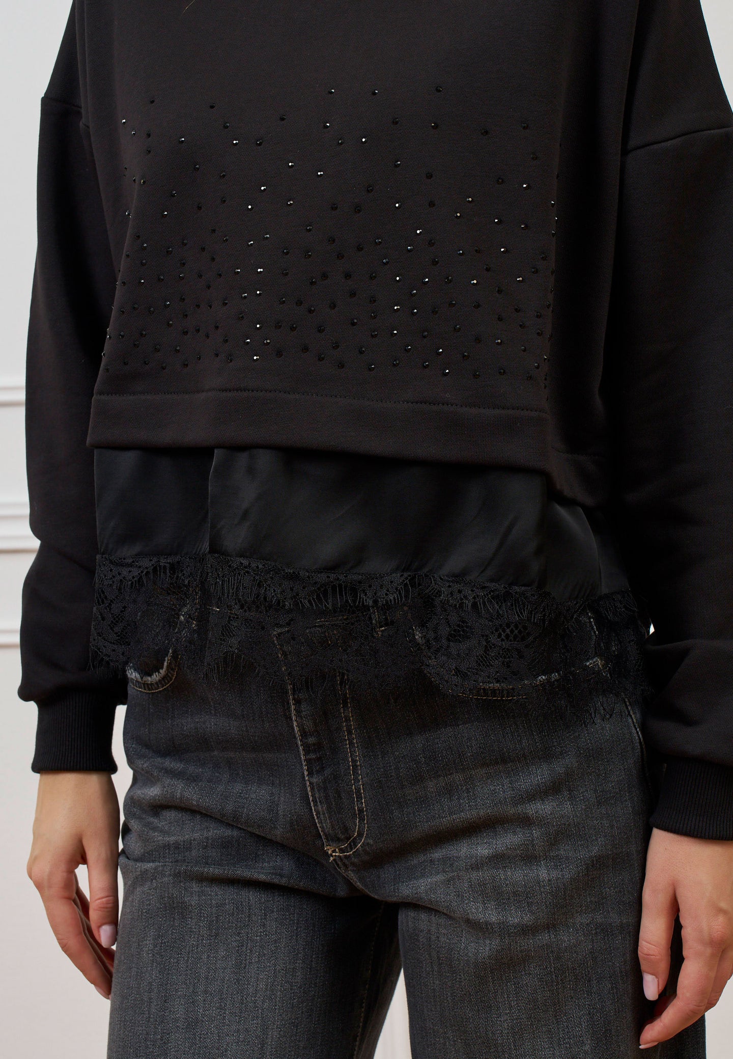 Felpa con strass e pizzo sul fondo