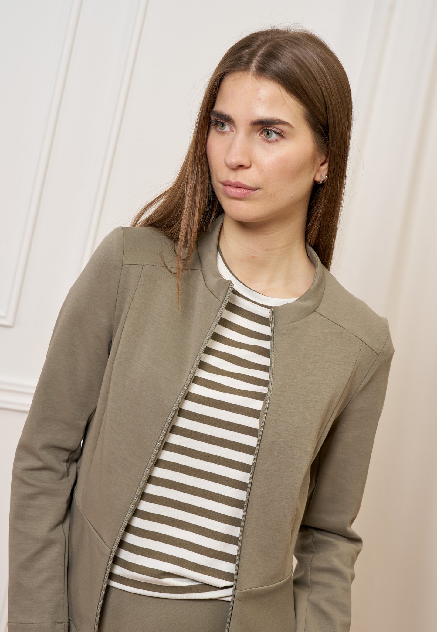 Giacca con zip e balza sul fondo