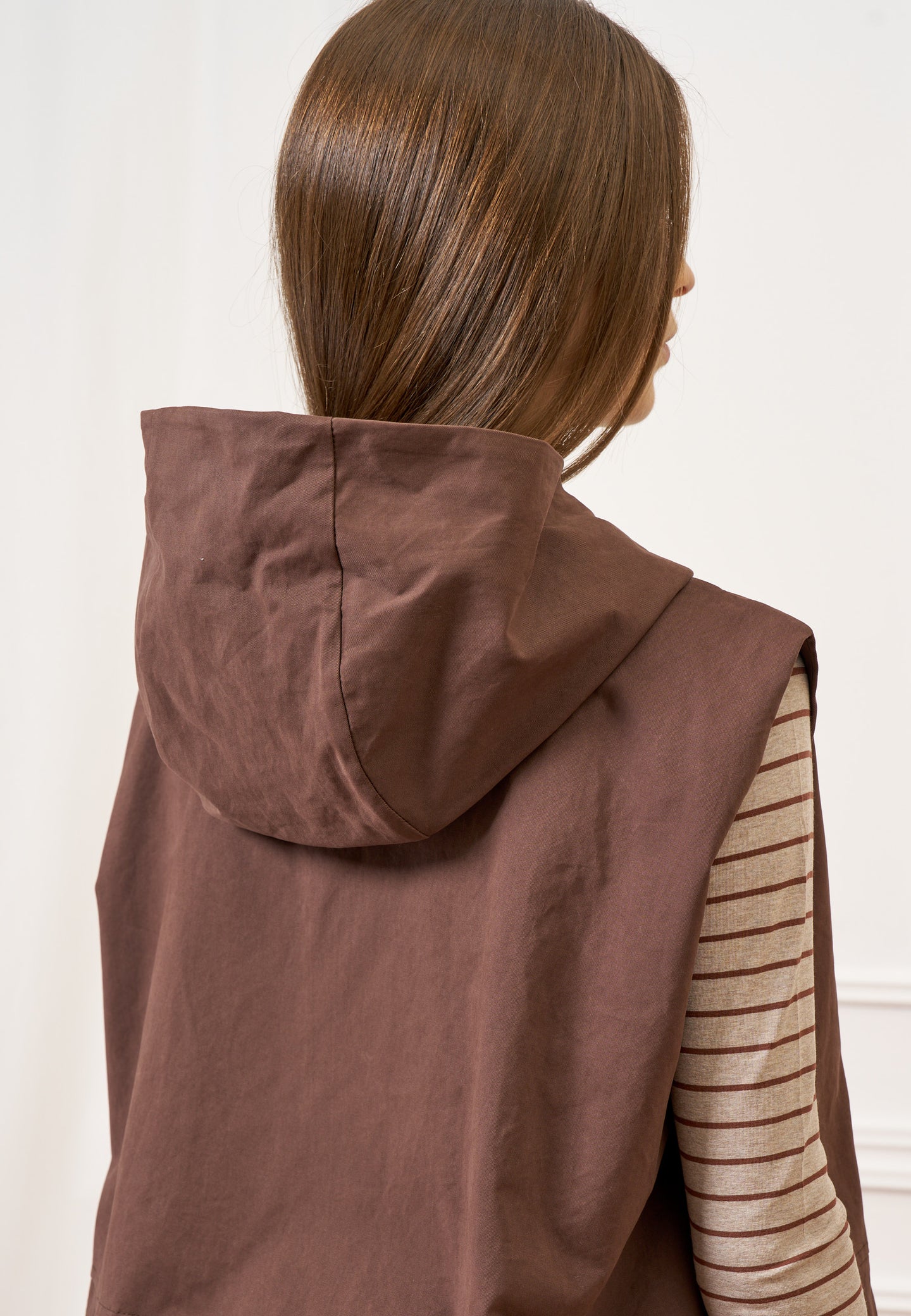 Giubbino smanicato con cappuccio - MARRONE