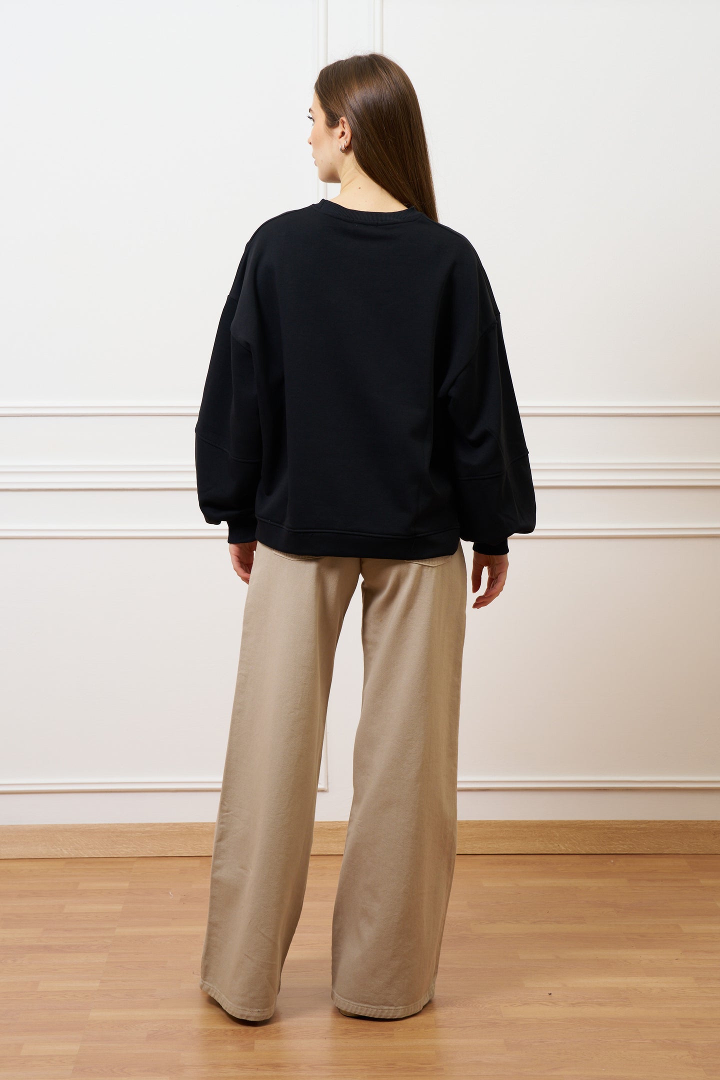 Felpa con ricamo e spacchi - NERO