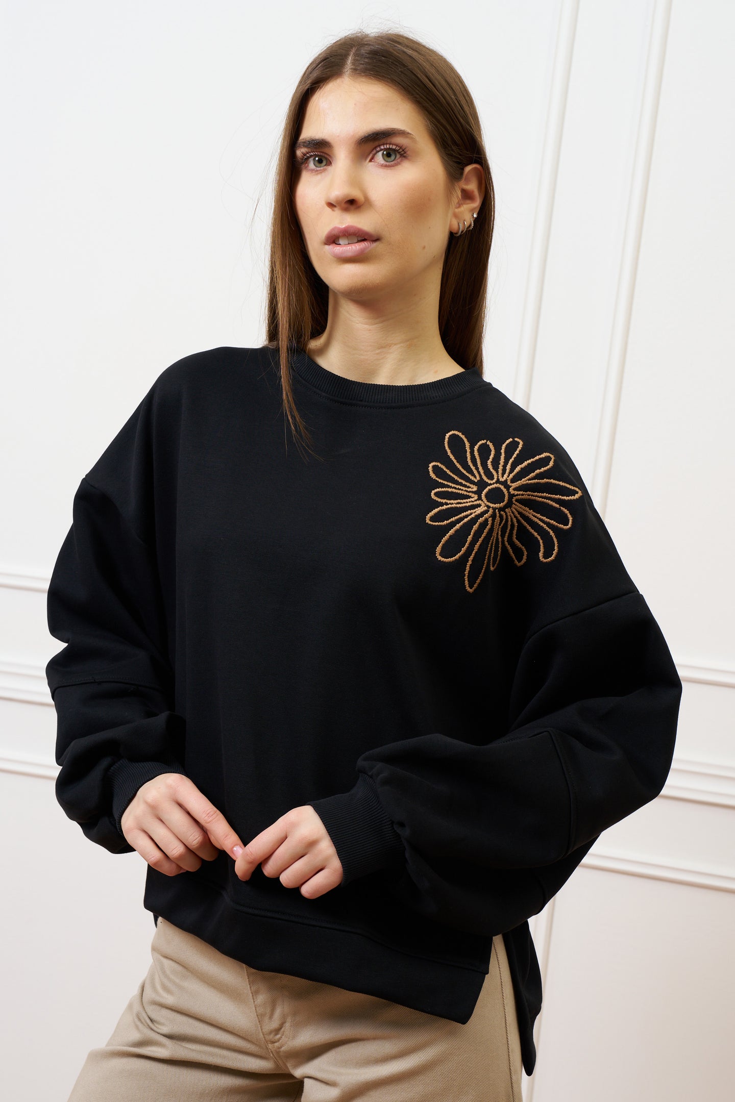 Felpa con ricamo e spacchi - NERO
