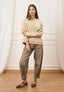 Felpa con applicazione fiore crochet - BEIGE