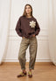 Felpa con applicazione fiore crochet - MARRONE