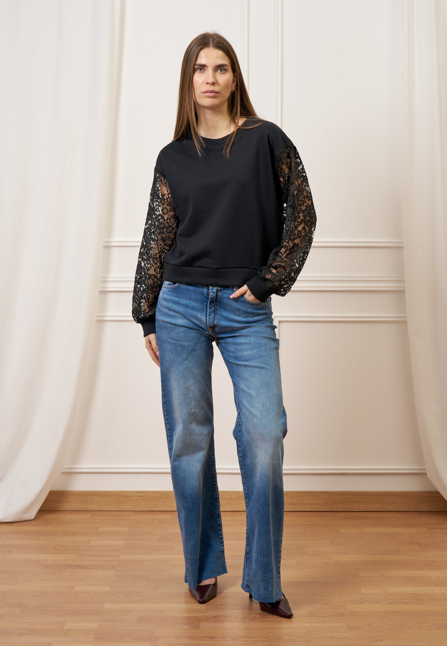 Felpa con maniche in pizzo - NERO
