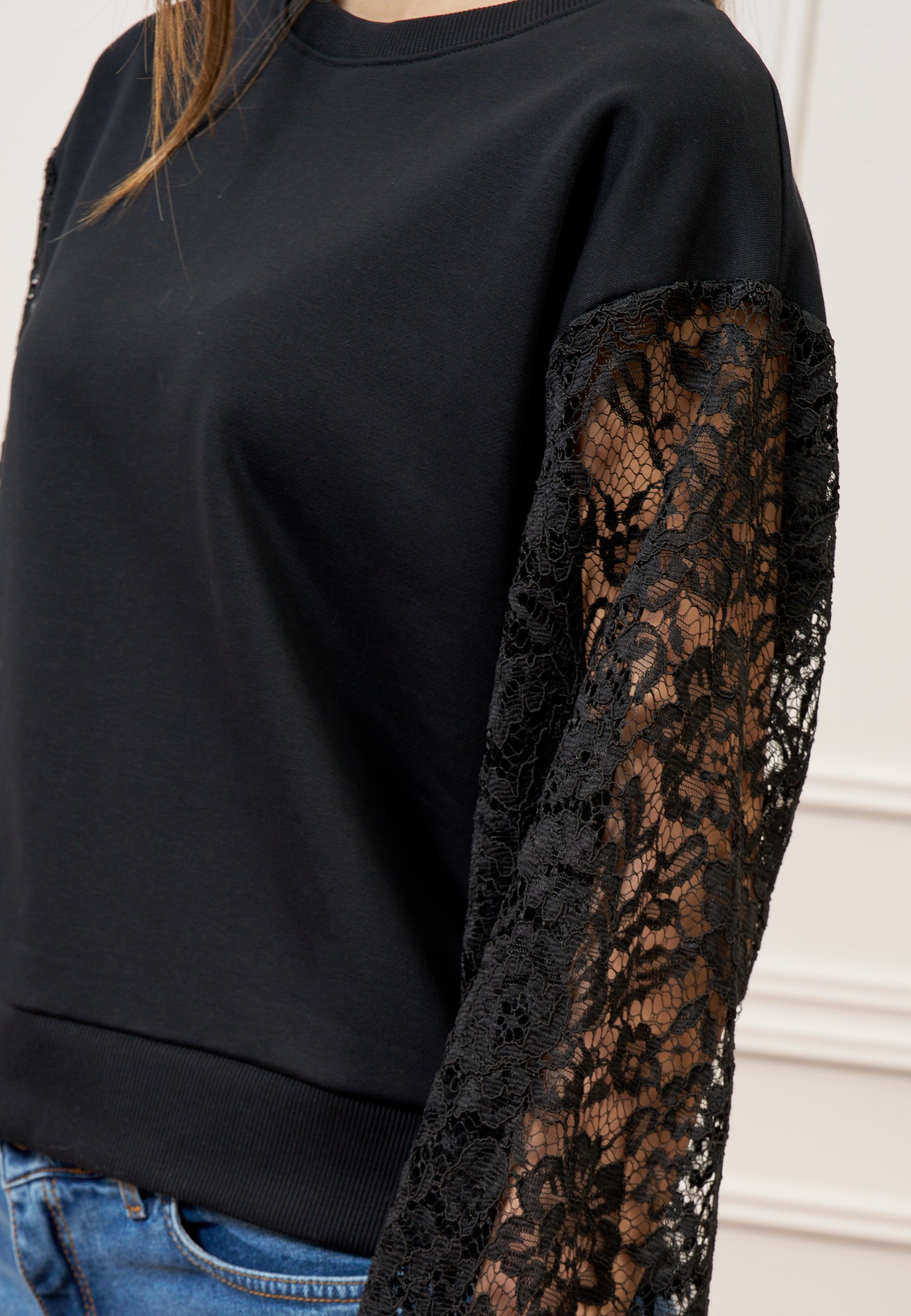 Felpa con maniche in pizzo - NERO